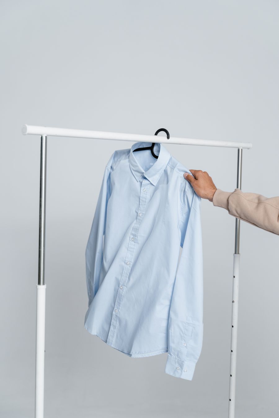 Camisa azul-clara num cabide