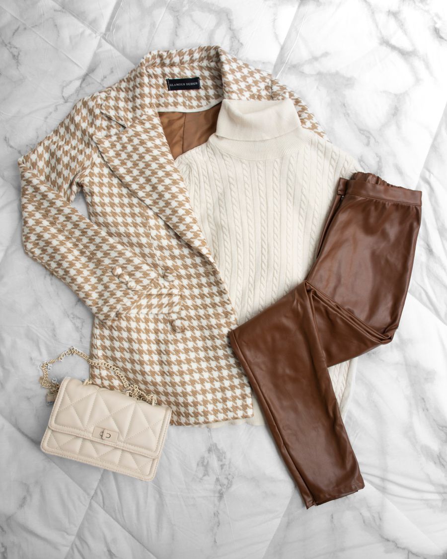 O look montado: blazer camel, tricô creme, calça marrom e bolsa creme