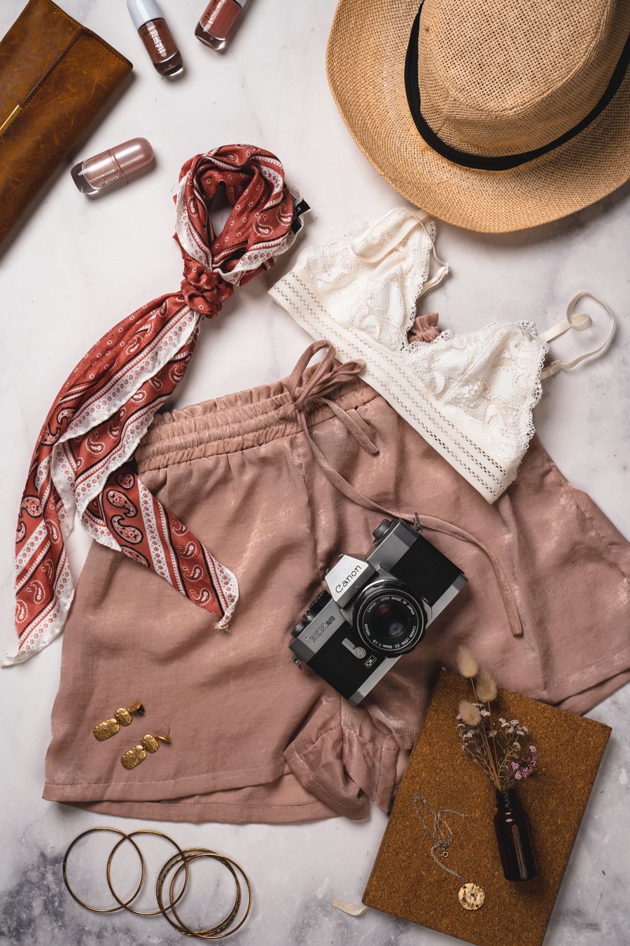 O look fotografado: lenço terracota, short rosado, top de renda e chapéu de palha